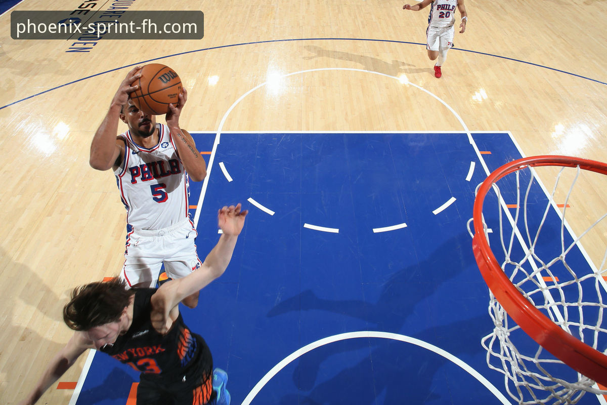 凤凰体育界面简洁手机版 NBA季后赛尼克斯大胜老鹰深度评测:凤凰体育视角下的历史性半场47分纪录